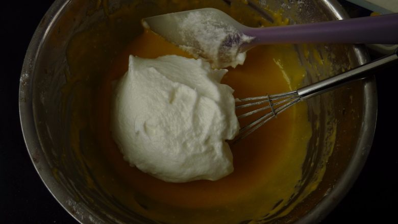 芒果奶酪蛋糕,蛋白霜分几次加入面糊里
