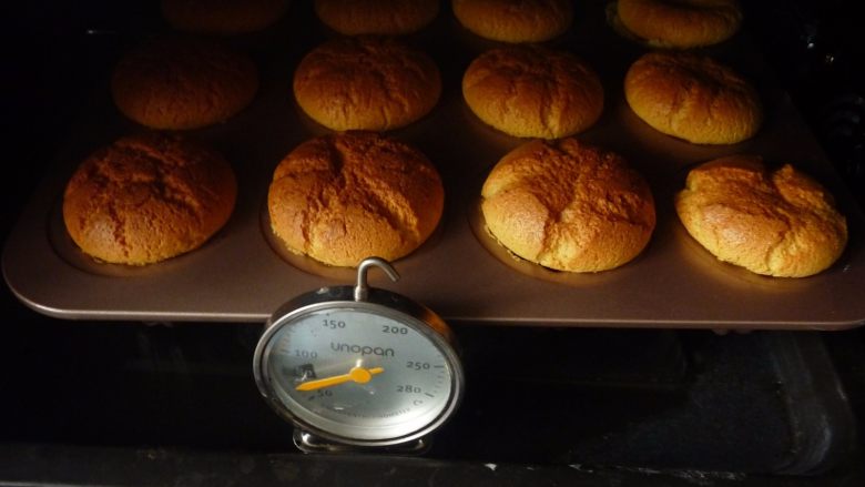芒果奶酪蛋糕,放入130度烤50分钟，完成后任由放烤箱直至变凉，取也即可食用
