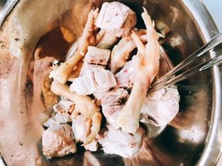 苦瓜黄豆猪骨鸡脚汤,尽量撇开葱姜蒜末，捞出鸡脚和猪骨做准备