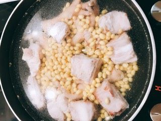 苦瓜黄豆猪骨鸡脚汤,将锅中加入清水，同时放入黄豆，鸡脚和猪骨