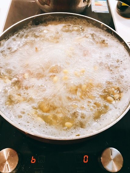 苦瓜黄豆猪骨鸡脚汤,盖上锅盖，大火煮开至沸腾
