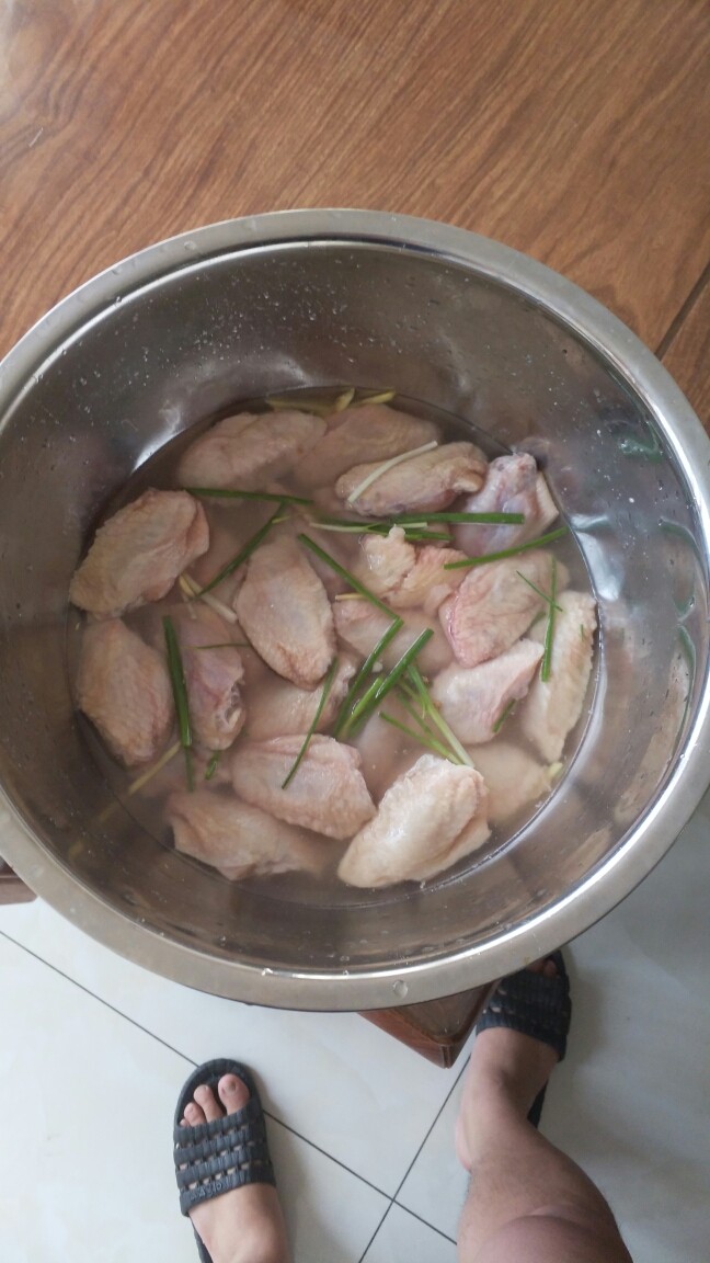 美味烤鸡翅,腌制：加水盖过鸡翅，姜丝，葱段，少许盐。这个腌制步骤不是为了进味，而是为了去腥，去血水。还有加白醋5g，为了软化鸡翅，烤出来更嫩，腌制30分钟捞出洗净。