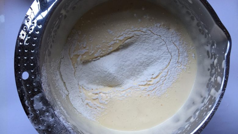 凹型海绵蛋糕,筛入105克低粉，用刮刀翻拌至没有颗粒