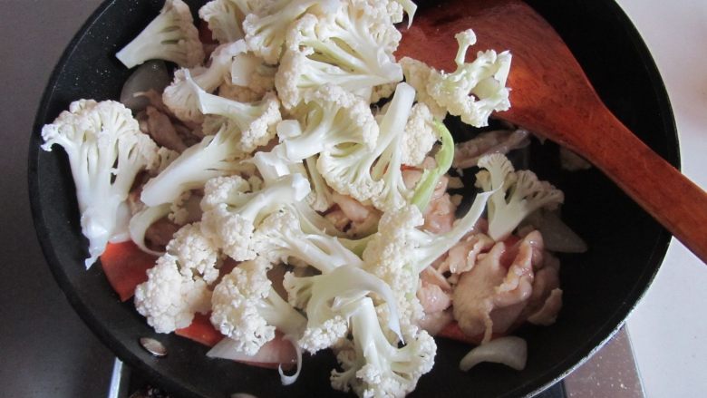 咖喱鸡片菜花,直至鸡片变色后加入花菜一起翻炒；