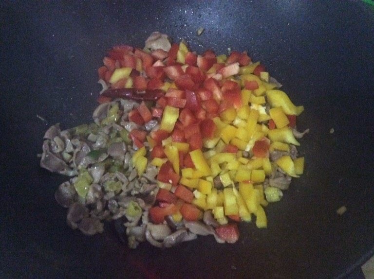 酸辣鸡胗,最后加入彩椒丁，倒入水淀粉，翻炒收汁，加盐，出锅