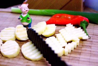 狼牙土豆条#食材土豆#,把切好的土豆片在竖切成1厘米的土豆条、不要切太薄了、炒出来颜值不好