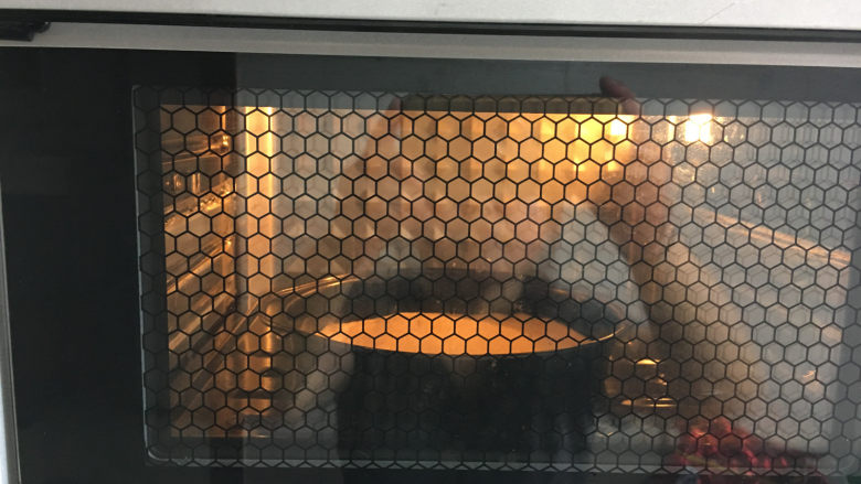 美味的牛排披萨,然后放入预热好的烤箱中进行烘烤定型，温度为180度，时间为5分钟。