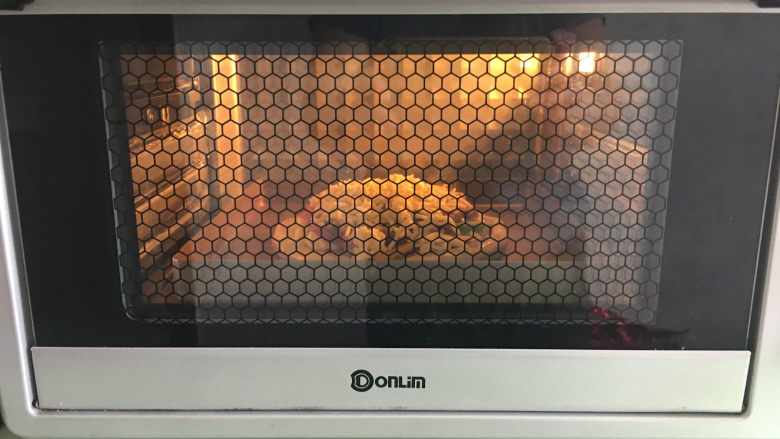 美味的牛排披萨,放入预热好的烤箱中进行烘烤，温度为190度，时间为20分钟。