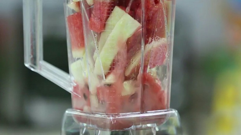 西瓜汁,准备小半碗<a style='color:red;display:inline-block;' href='/shicai/ 12035'>冰块</a>，将西瓜倒入惠尔宝破壁机内。