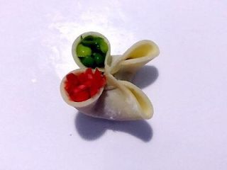 四喜饺子，让生活喜气洋洋,将准备好的豌豆碎装入孔中。