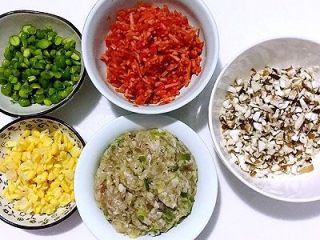四喜饺子，让生活喜气洋洋,将豌豆、玉米、胡萝卜、香菇切丁。