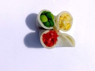 四喜饺子，让生活喜气洋洋,将准备好的玉米碎分别装入孔中。