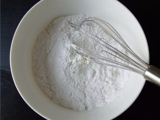 芝麻麻薯,调入粘米粉，水磨糯米粉，玉米淀粉；