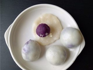 芝麻麻薯,剩下5个粉团丸子包上紫薯丸子，也像汤圆一样收口即可；