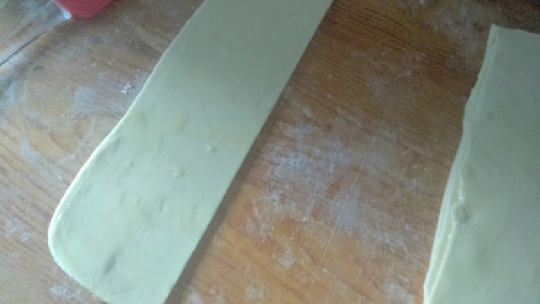 盘丝饼
,用菜刀切宽8厘米的面皮，上下叠放在一起，