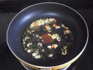 沙茶鱿鱼,热锅，锅内放入适量的花生油，放入姜蒜辣椒圈爆香