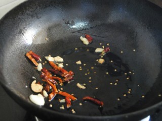 金甜笋炒肉,锅内下油，放入干辣椒蒜末爆香