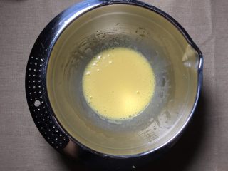  可可漩涡蛋糕,蛋黄液中加入奶油溶液，搅拌均匀，随后筛入低粉，不规则搅拌至没有颗粒