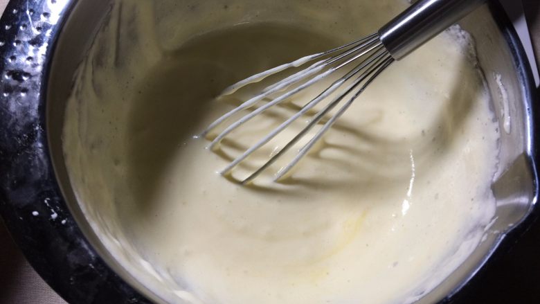  可可漩涡蛋糕,蛋黄糊中加入1/3的蛋白，搅拌均匀