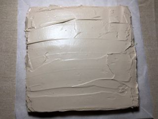  可可漩涡蛋糕,将奶油霜均匀地抹在蛋糕上