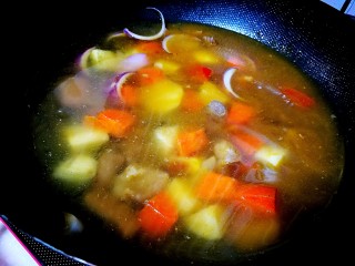 塑身健脾食单之土豆烧牛肉,热锅，加入黄油，爆香洋葱鲜蒜，加入牛肉土豆胡萝卜翻炒，加入开水。