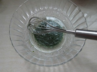 菠菜戚风蛋糕,碗里加入色拉油、波菜汁、盐混合搅拌至水油充分乳化的状态。