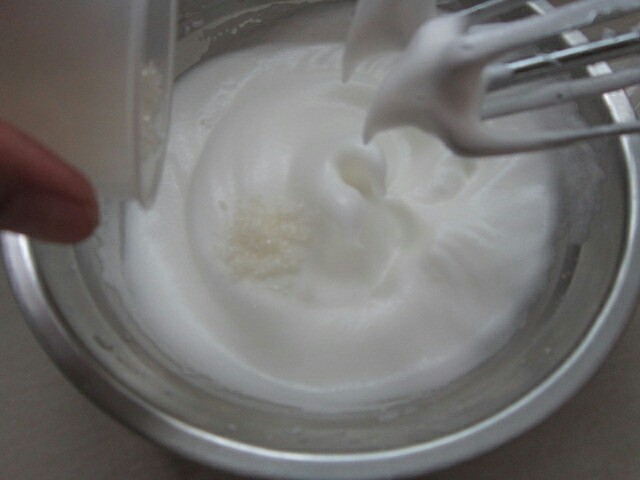 菠菜戚风蛋糕,当蛋白呈湿性小弯沟的状态时加入第三次白糖。