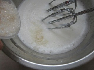 菠菜戚风蛋糕,当蛋白呈稍细小的泡沫时加入第二次白糖。