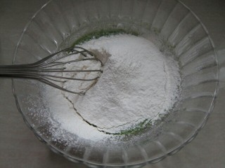 菠菜戚风蛋糕,筛入低筋面粉搅拌均匀至无干粉颗粒。
