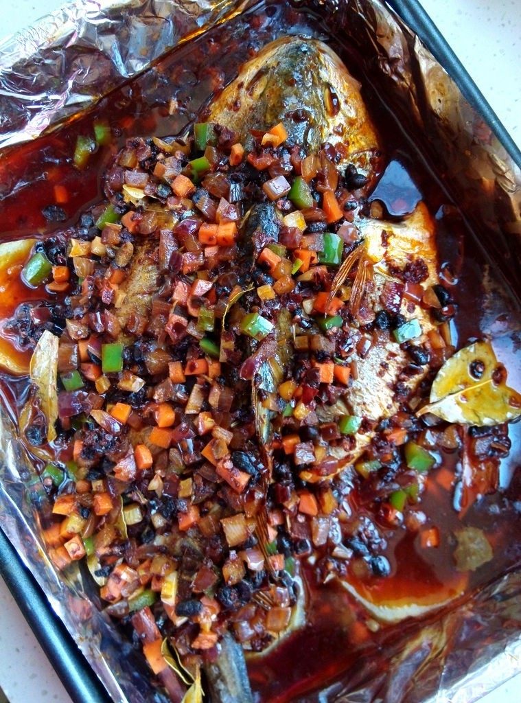 香辣豆豉烤全鱼,加盐、生抽、老抽、糖，大火煮沸，浇在鱼上