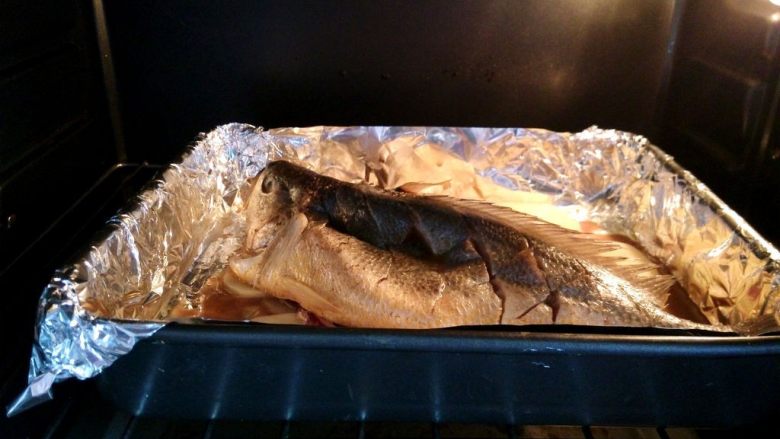 香辣豆豉烤全鱼,入预热好的烤箱中层，上下火200度烤十分钟左右。具体时间要根据鱼的大小和肉质厚薄酌情增减