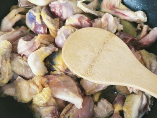 红烧小公鸡(家的味道),油烧热后放入小公鸡。翻炒。