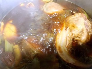 卤味,转小火慢煨40分钟，煮好后关火让肉在汤汁中浸泡几小时入味。