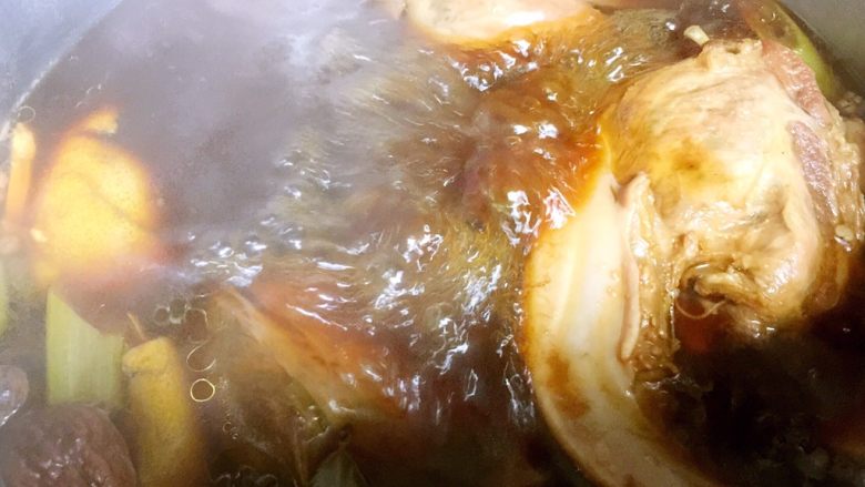 卤味,转小火慢煨40分钟，煮好后关火让肉在汤汁中浸泡几小时入味。