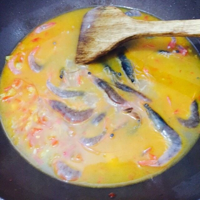 酸辣虾,剩下的汤烧开在把虾放入