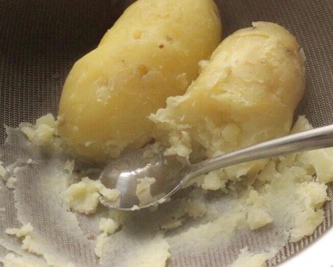 土豆泥,将土豆去皮 放入洗研磨网中 压出细腻的土豆泥 不可以怕麻烦就去用搅拌机 搅拌机打出来的土豆会特别糊 口感差。