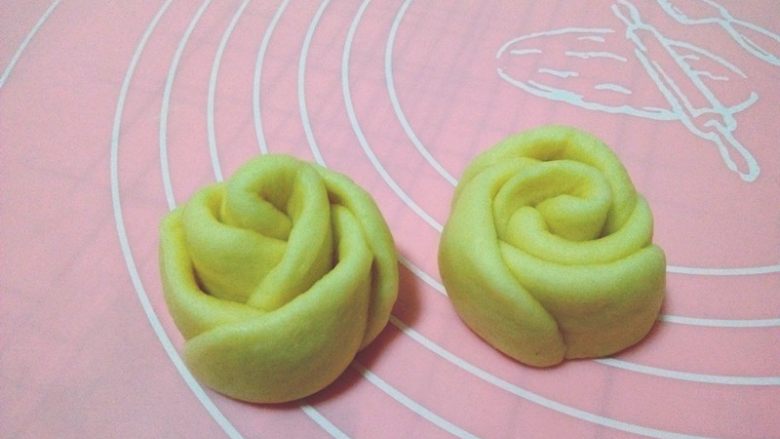 上献礼母亲节——玫瑰花面包,分开的两朵玫瑰花略微调整一下形状并放入模具中；