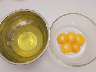 可可戚风蛋糕,将蛋黄和蛋清分离出来，然后将蛋清放入冰箱冷藏，打发的时候再拿出来（装蛋清的盆必须是干净的无水无油的！）