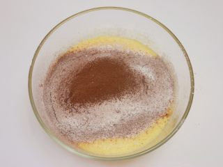 可可戚风蛋糕,筛入低筋面粉和可可粉