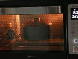 可可戚风蛋糕,烤了20分钟后，面糊已经涨得高高的了，即将烤好时，注意随时观察烤箱内的情况，以免烤过头