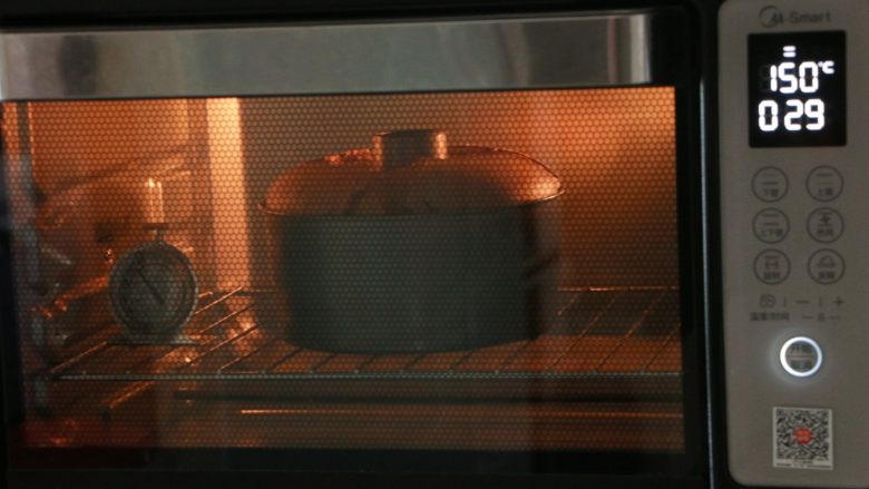 可可戚风蛋糕,烤了20分钟后，面糊已经涨得高高的了，即将烤好时，注意随时观察烤箱内的情况，以免烤过头