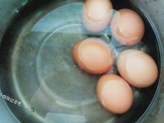 金钱蛋,鸡蛋在水中煮7分钟左右，捞出放在凉水里浸泡一会。