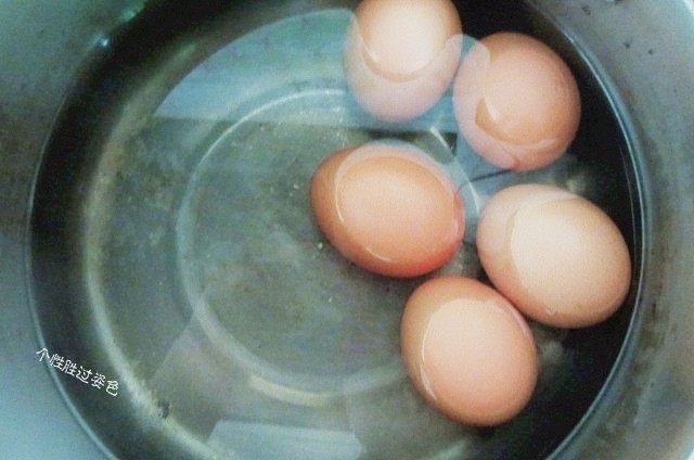 金钱蛋,鸡蛋在水中煮7分钟左右，捞出放在凉水里浸泡一会。