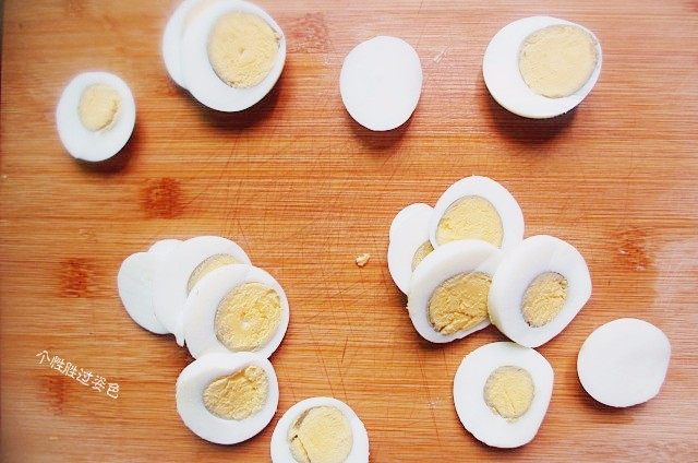金钱蛋,用烤热的菜刀轻轻的切成片，这样做切鸡蛋会比较整齐不会黏在刀背上