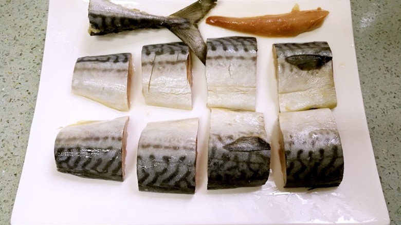 盐煎青花鱼,把鱼身分切成大小相若的小块。