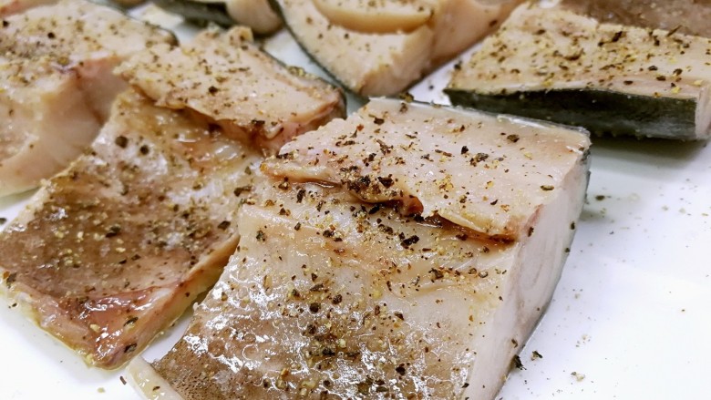 盐煎青花鱼,反面也一样处理，腌10分钟。