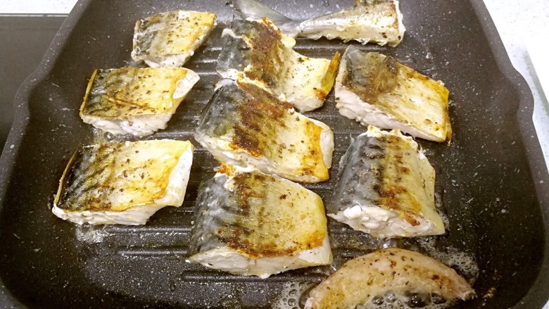 盐煎青花鱼,煎至鱼皮焦黄，翻身，继续小火煎。