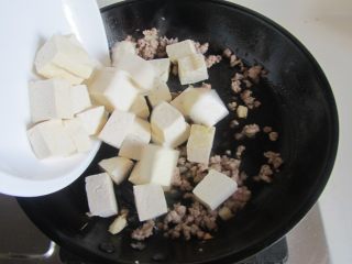 肉末豆米烧豆腐,肉末煸炒变色后放入焯好的豆腐块进去翻炒；