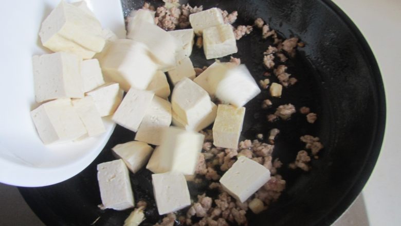 肉末豆米烧豆腐,肉末煸炒变色后放入焯好的豆腐块进去翻炒；
