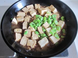 肉末豆米烧豆腐,加入蚕豆米进去煮一下；